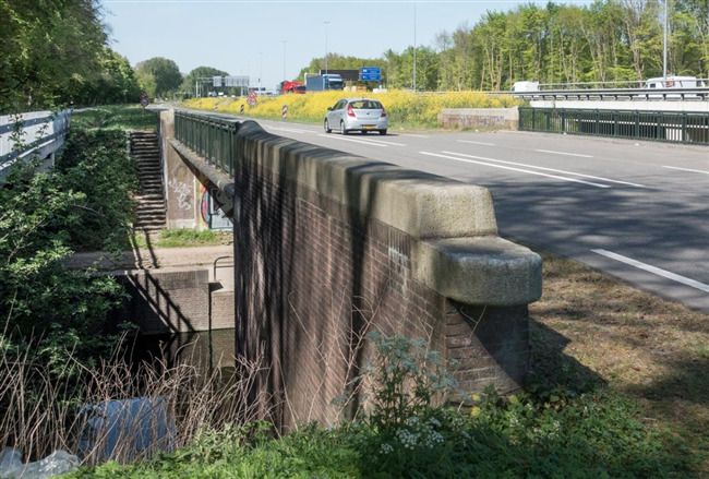 Gesandwicht tussen de A9 (rechts) en fietsbrug links.
              <br/>
              Marcel Westhoff, 2020-04-01